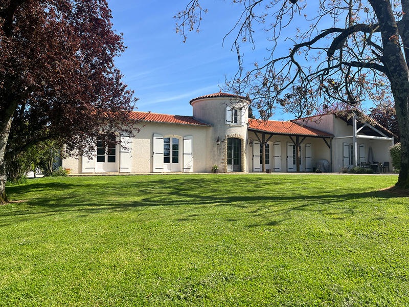 Maison - 210 m² - 7 pièces