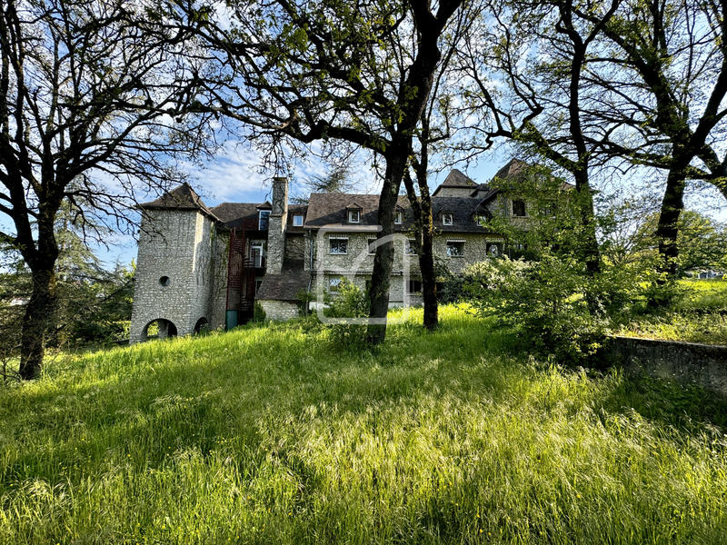 Maison - 1 200 m² - 39 pièces