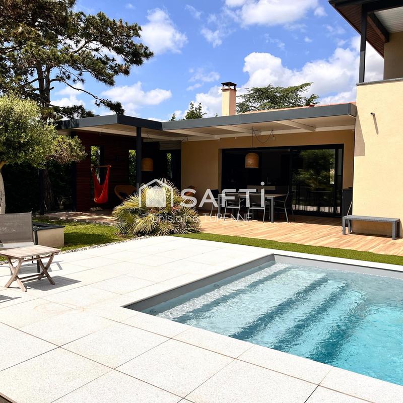 Maison - 305 m² - 8 pièces