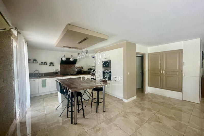 Maison - 296 m² - 4 pièces