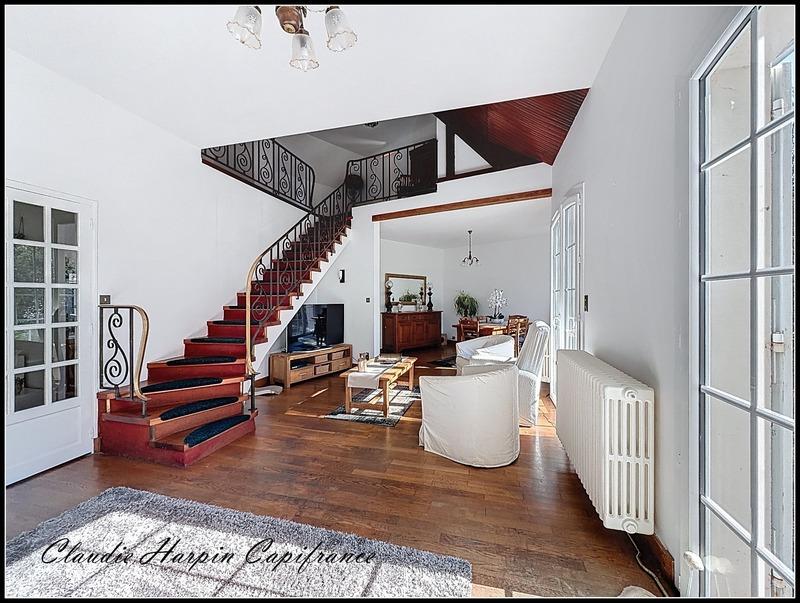 Maison - 220 m² - 8 pièces