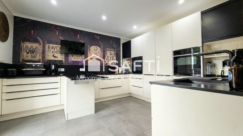 Maison - 274 m² - 12 pièces