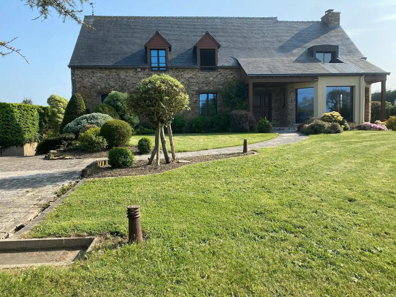 Maison - 280 m² - 10 pièces