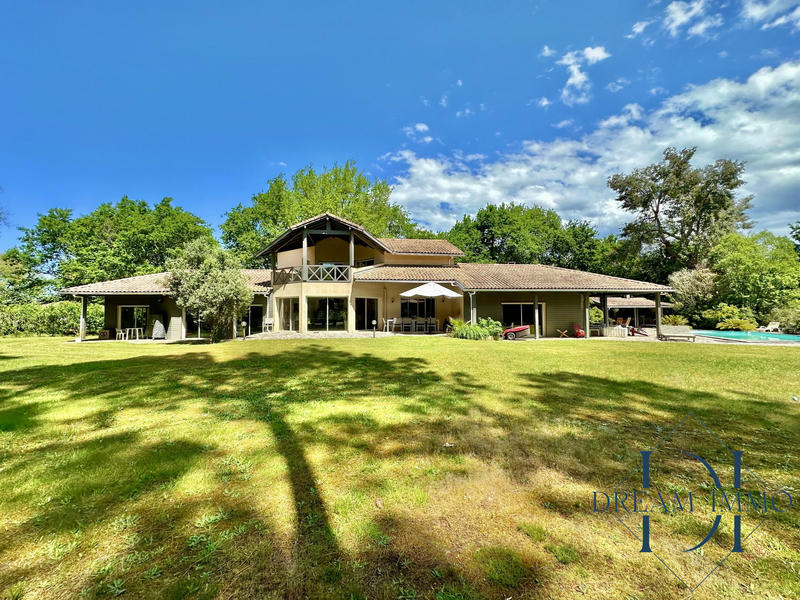 Maison contemporaine - 360 m² - 8 pièces