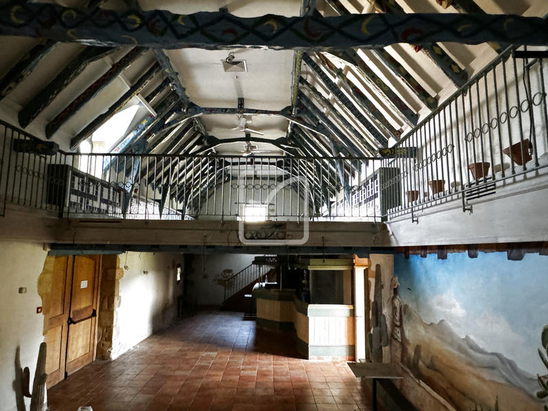 Propriété - 2 135 m² - 52 pièces