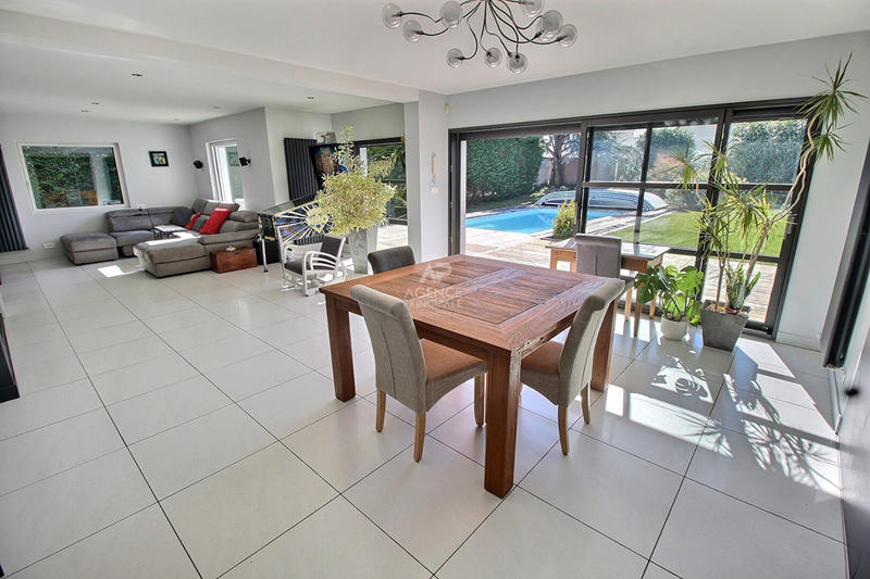 Maison - 184 m² - 8 pièces