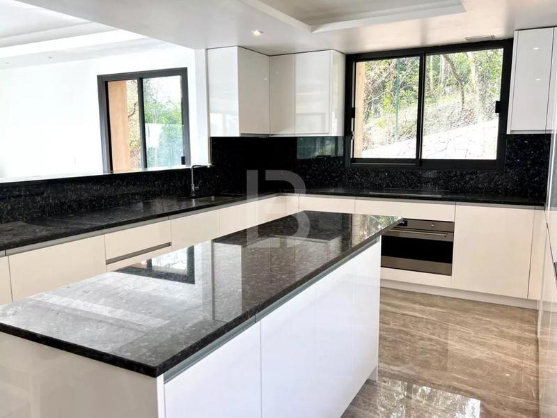 Maison - 360 m² - 10 pièces