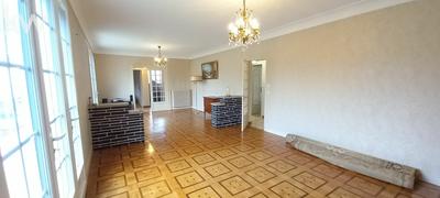 Maison traditionnelle - 229 m² - 8 pièces