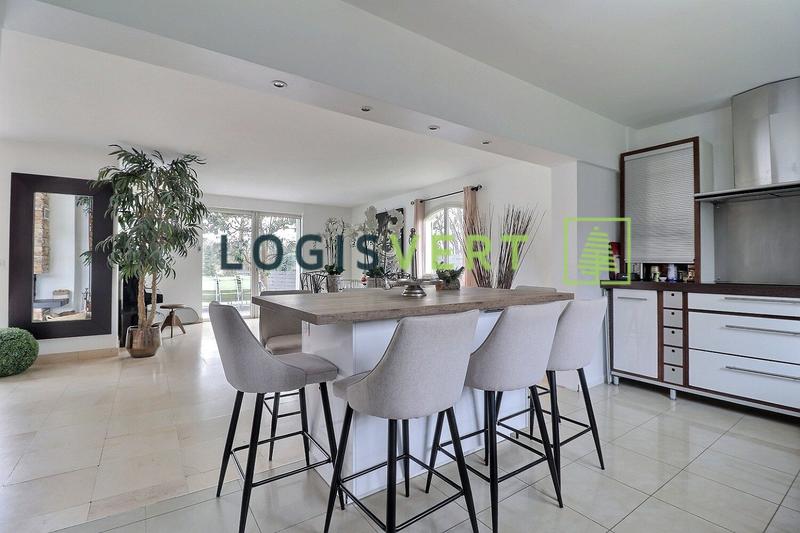 Maison - 236 m² - 8 pièces