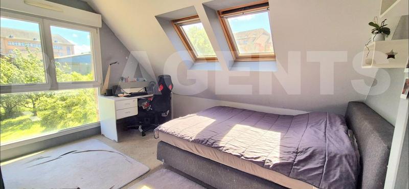 Maison - 222 m² - 8 pièces