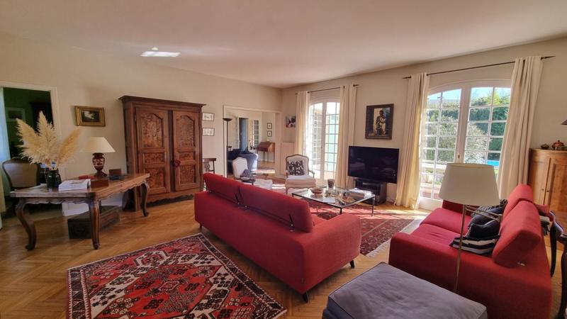 Maison - 233 m² - 8 pièces