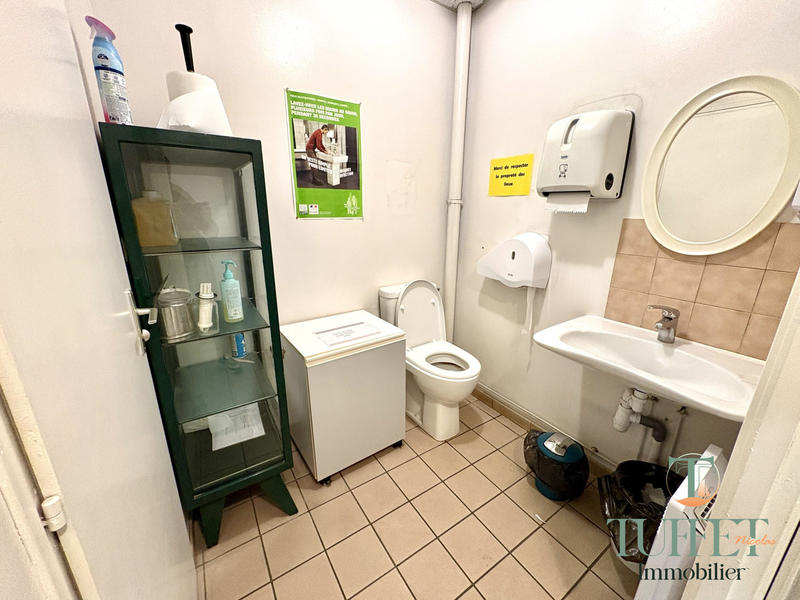 Local commercial - 150 m² - 8 pièces