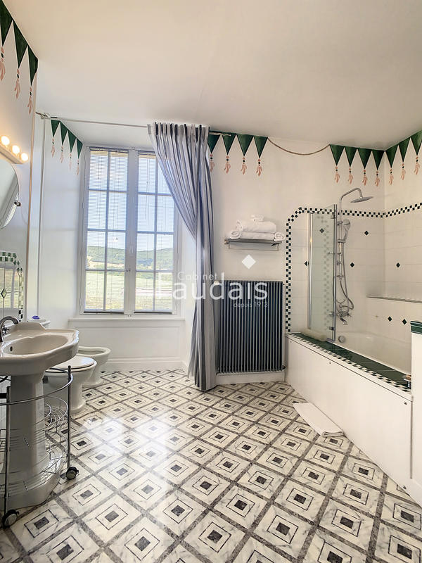 Propriété - 368 m² - 9 pièces