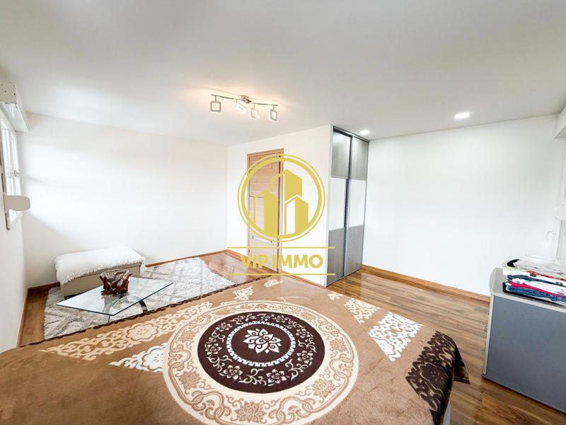 Maison - 220 m² - 10 pièces