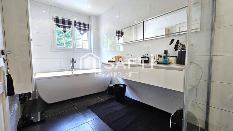 Maison - 337 m² - 11 pièces