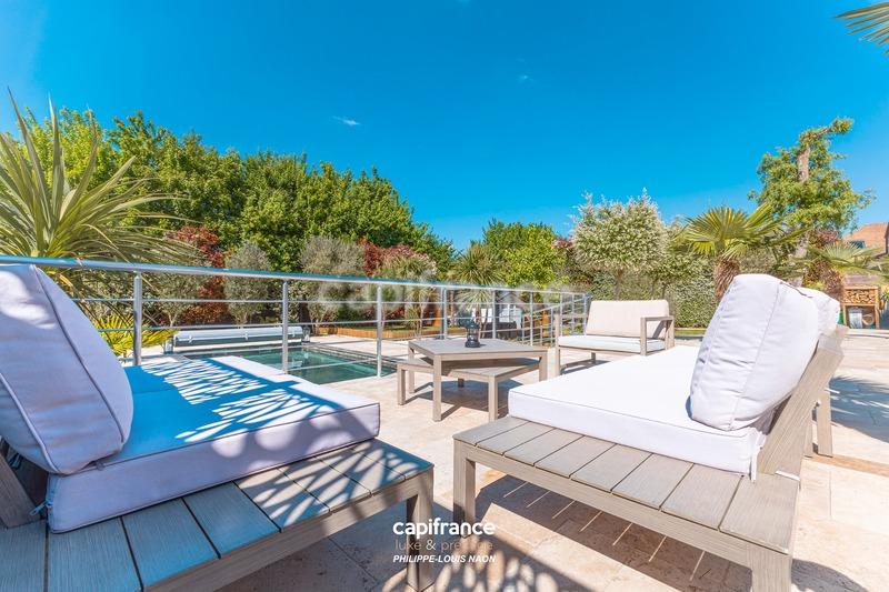 Maison - 260 m² - 8 pièces