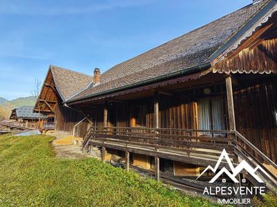 Maison - 330 m² - 14 pièces