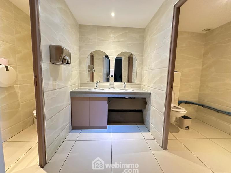 Local commercial - 372 m² - 8 pièces