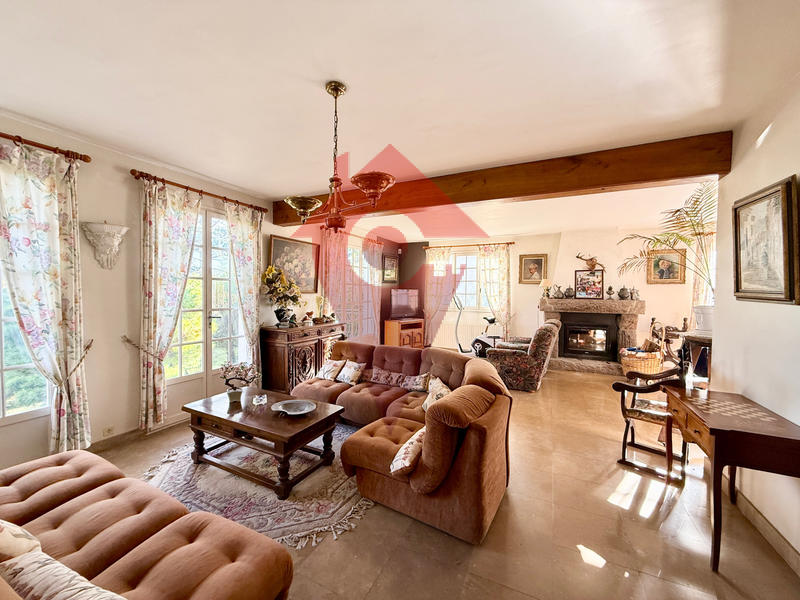 Maison - 240 m² - 9 pièces