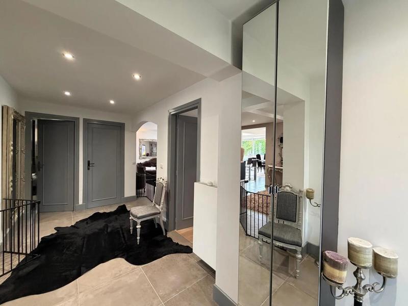 Maison - 230 m² - 8 pièces