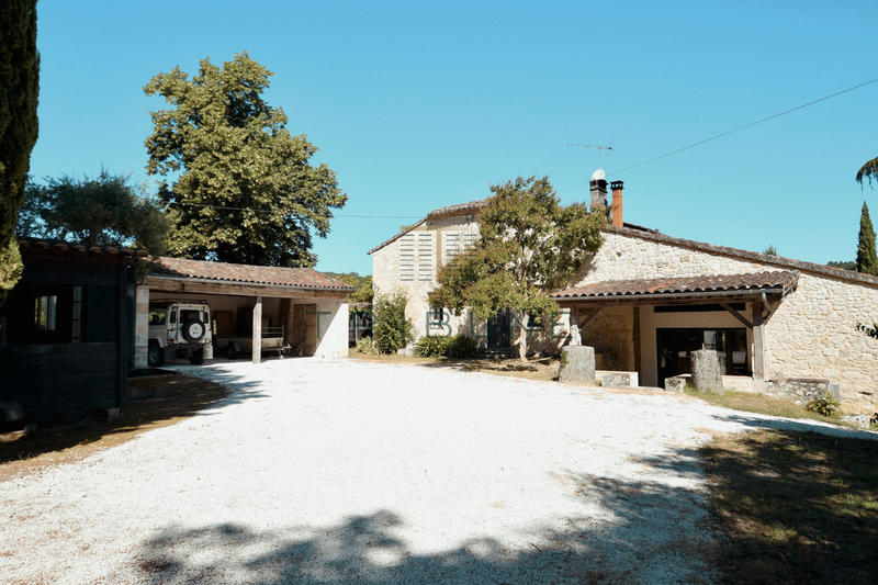 Maison - 330 m² - 13 pièces