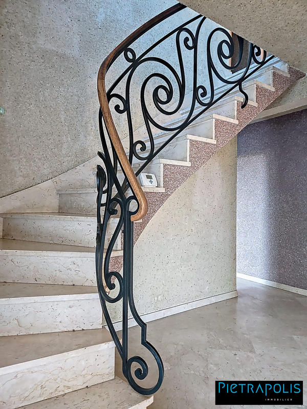 Maison traditionnelle - 220 m² - 7 pièces