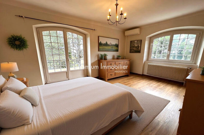 Maison - 284 m² - 8 pièces