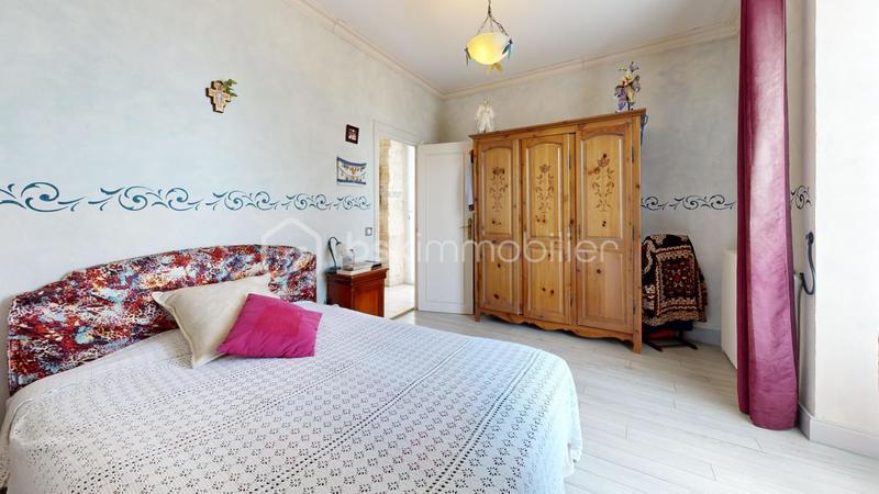 Maison - 241 m² - 8 pièces