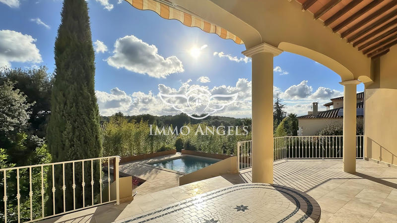 Maison traditionnelle - 240 m² - 8 pièces