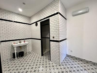 Local commercial - 123 m² - 3 pièces