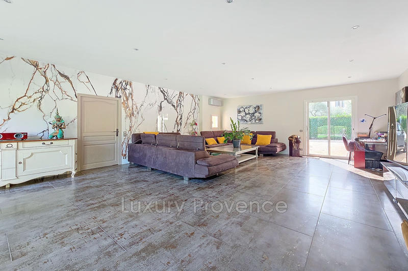 Propriété - 360 m² - 10 pièces