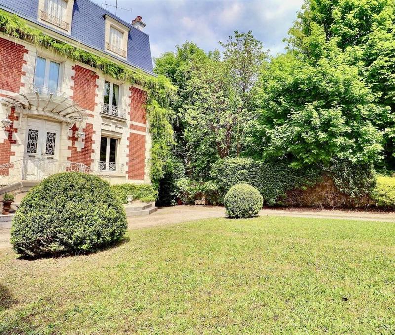 Propriété - 300 m² - 11 pièces