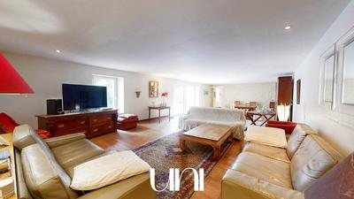 Maison - 250 m² - 6 pièces