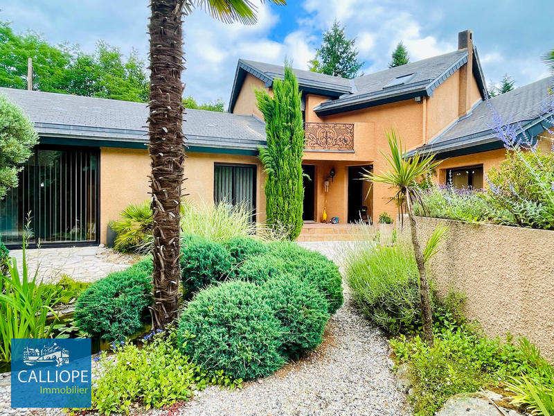 Maison - 208 m² - 8 pièces