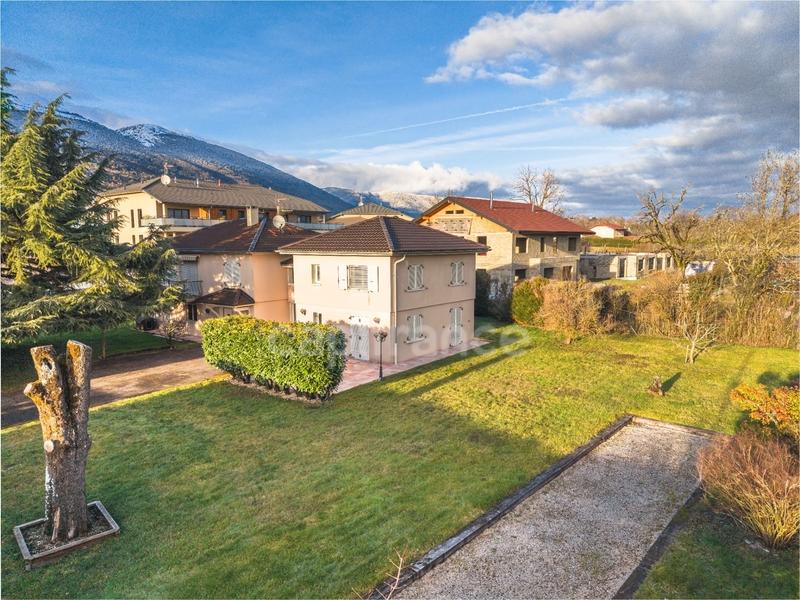 Maison - 230 m² - 6 pièces