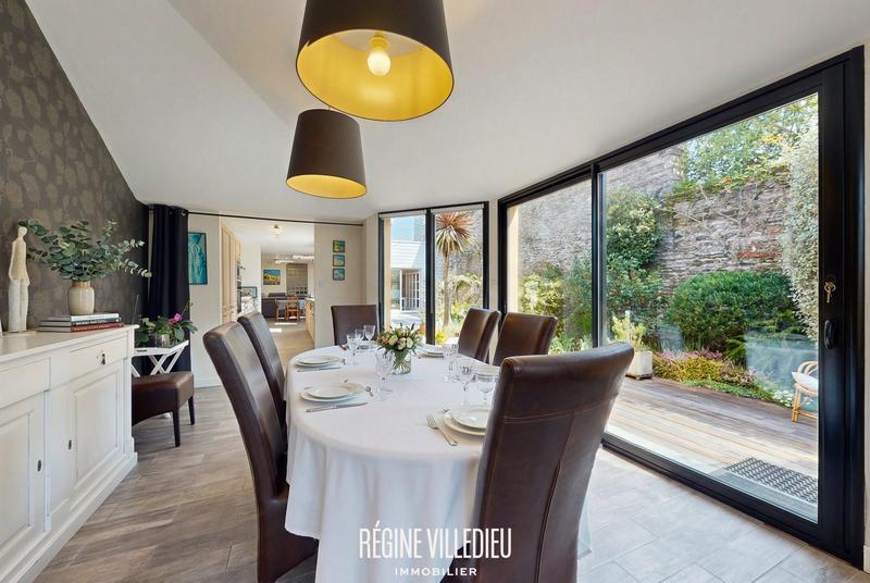 Maison - 211 m² - 10 pièces