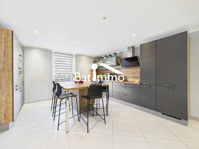 Maison - 245 m² - 8 pièces