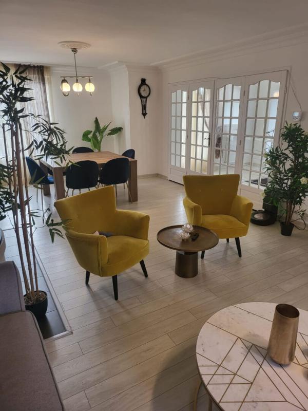 Maison - 224 m² - 8 pièces