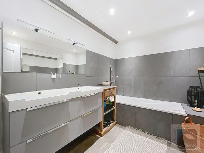 Maison - 246 m² - 6 pièces