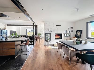 Maison - 207 m² - 7 pièces