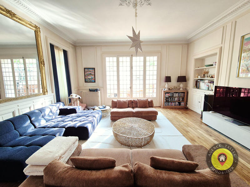 Maison - 484 m² - 11 pièces