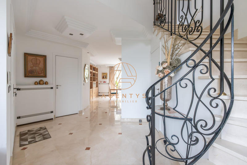 Maison - 205 m² - 8 pièces