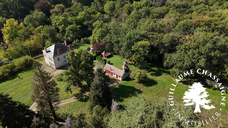 Maison traditionnelle - 261 m² - 9 pièces