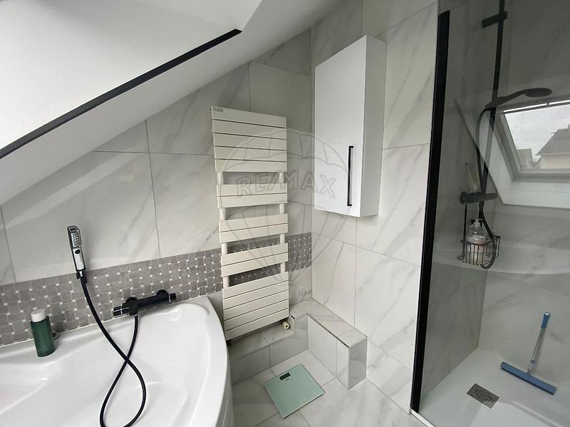 Maison - 225 m² - 10 pièces