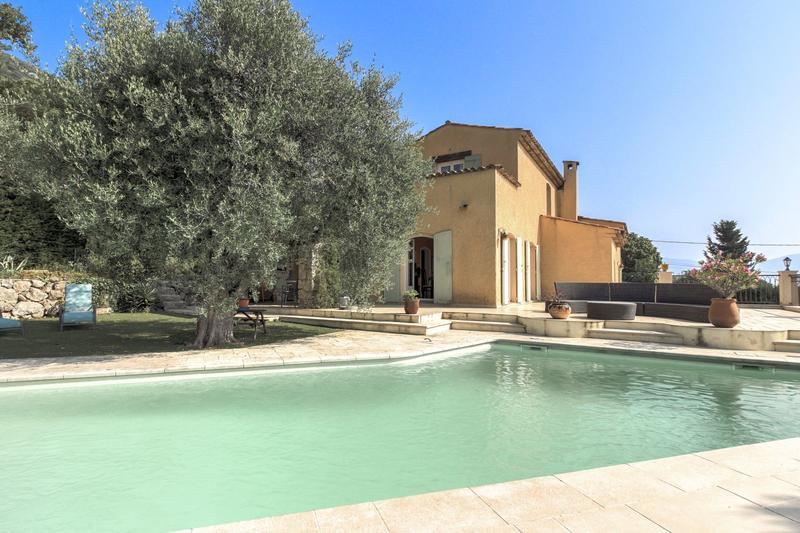 Maison - 230 m² - 7 pièces