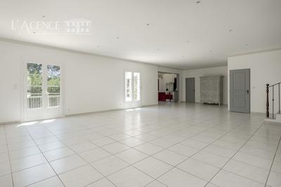 Maison - 260 m² - 8 pièces