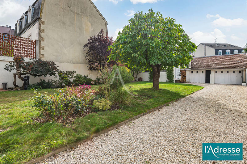 Maison - 208 m² - 10 pièces