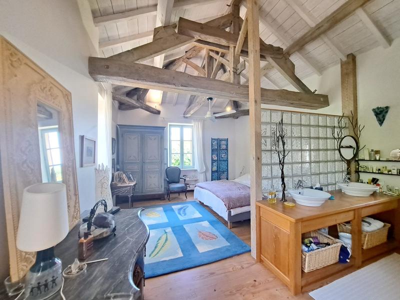 Maison - 362 m² - 9 pièces