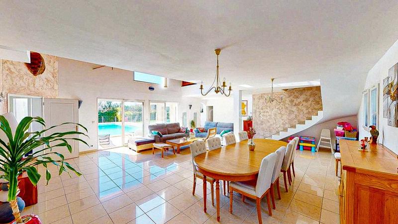 Propriété - 375 m² - 11 pièces