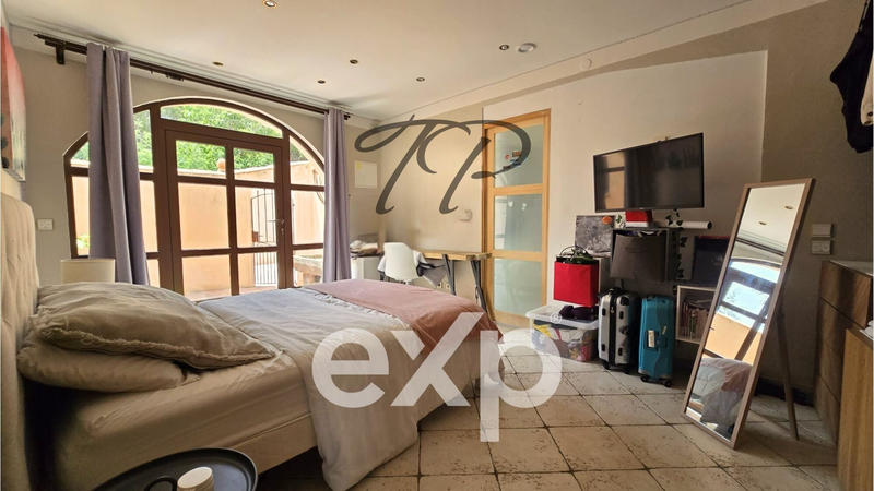 Maison - 230 m² - 7 pièces